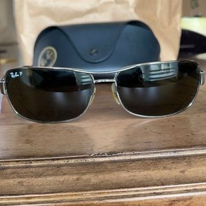 Men’s classic Ray-Ban sunglasses